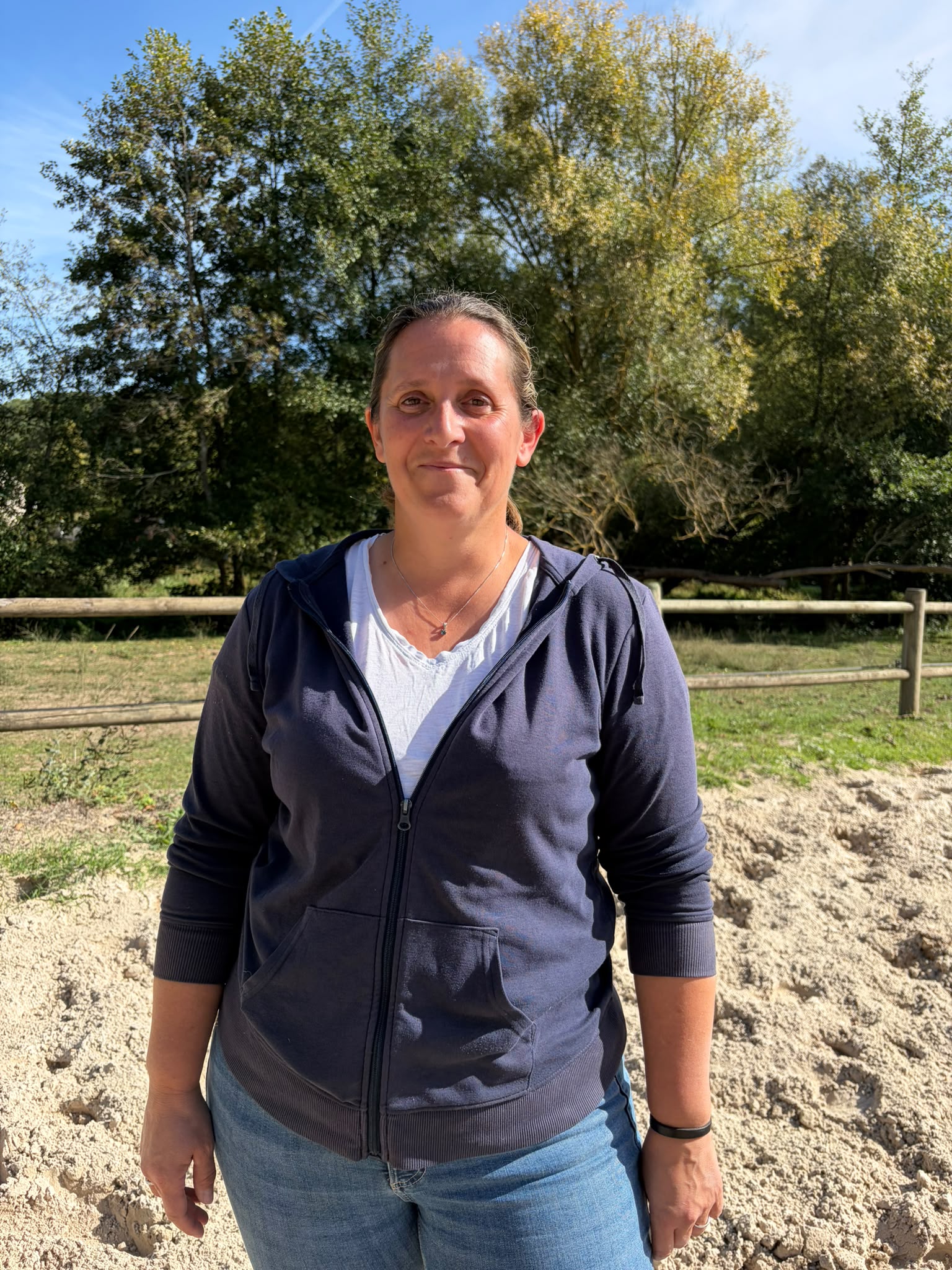Amandine Brossard dans une carrière d’équitation
